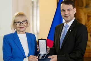 Macinka předal medaili Evě Filipi. Dostat někoho z Asadova vězení byl dobrý pocit, řekla diplomatka - Novinky
